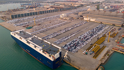 许多新开的汽车货运船，滚装船为进出口运输汽车的船舶，货运代理服务船舶，物流运输经销商运输汽车的汽车出口码头