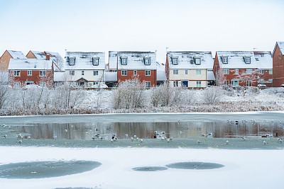 一个寒冷的早晨，本季的第一层雪