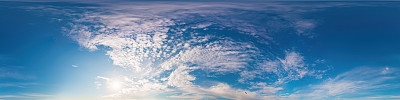 深蓝色的日落天空全景与粉红色的积云。无缝hdr 360全景在球面等矩形格式。全天顶3D可视化，天空替代空中无人机全景。