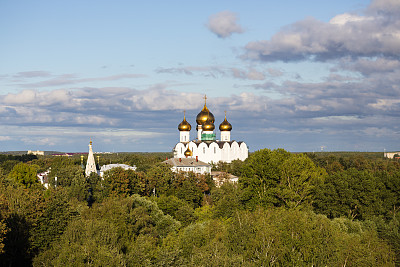 蔚蓝天空下的圣母升天大教堂。雅罗斯拉夫尔市，俄罗斯的旅游金环