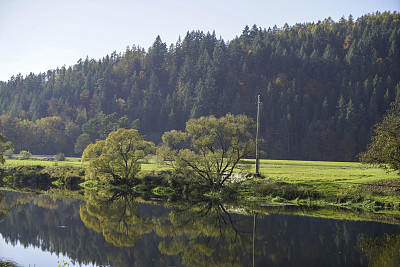 巴伐利亚州雷根斯塔夫附近的雷根河上的河流景观