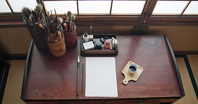 艺术，画笔和绘画工具的画家，书法和绘画在书桌上创造性的工作。素描纸，日本sumi和家庭工作室与墨壶和文件的创意以上