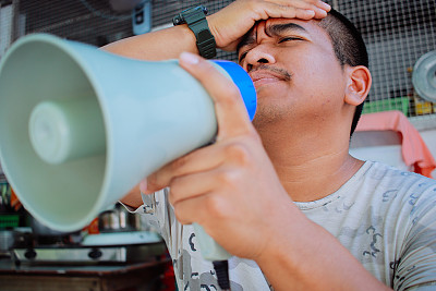 男人用扩音器 男人用扩音器