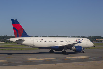 达美航空公司空客A320-212飞机N377NW在DCA机场