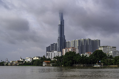 地标81，位于越南胡志明市中心的超高层摩天大楼，低矮的云层遮住了建筑的顶部