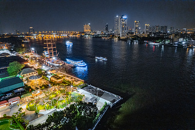 泰国曼谷湄南河上的滨河夜市鸟瞰图