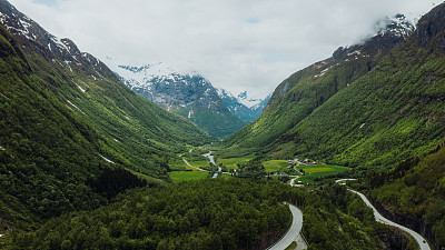 风景秀丽的绿山谷汽车行驶道路鸟瞰图