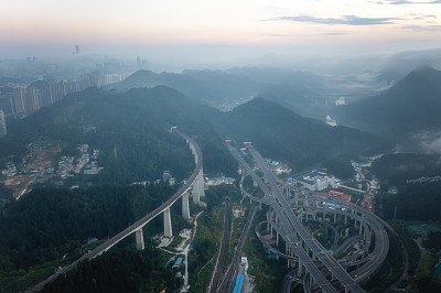 中国贵州省山区高架桥的航拍照片