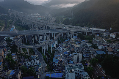 中国贵州省山区高架桥的航拍照片