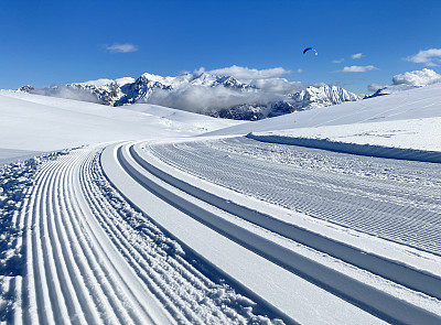 雪山中的越野滑雪道