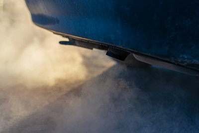汽车排气管里冒出的燃烧烟雾。汽车排气管冒出的烟云。车辆对空气和环境的污染特写镜头。汽车排气管喷出的废气。特写。