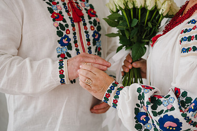一对老夫妇要结婚了。牵着手，交换结婚戒指。奶奶和爷爷庆祝金婚纪念日。老年人五十年共同的爱情故事。