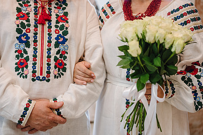 奶奶和爷爷。手握戒指。老年人五十年共同的爱情故事。奶奶和爷爷庆祝金婚纪念日。一对老夫妇要结婚了