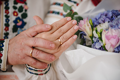 Engagerment。老年人五十年共同的爱情故事。奶奶和爷爷庆祝金婚纪念日。一对老夫妇要结婚了。手握结婚戒指