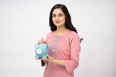 印度年轻女子的肖像穿着休闲kurta白色背景的股票照片