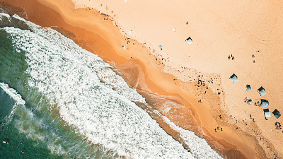 在澳大利亚悉尼的新南威尔士州北部海滩，海浪和海滩的壮丽海景。这张照片是用无人机从空中拍摄的。