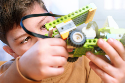 小男孩做机器人玩具车。聪明的男孩组装建造者儿童工作室。智能儿童科学班机器人儿童技术儿童建造者机器人学习和发展儿童stem教育