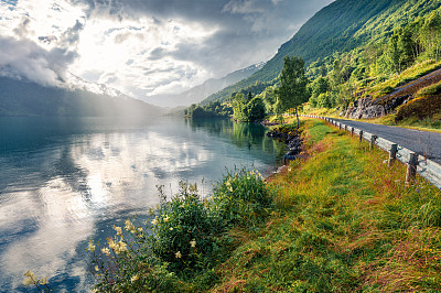 挪威峡丹县斯特林市洛瓦内特湖的夏季景观。挪威令人印象深刻的雨景。自然美概念背景。