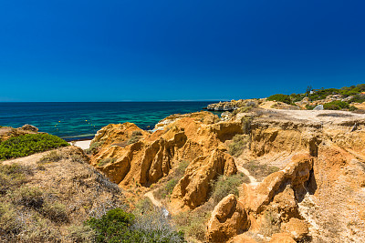 鸟瞰令人惊叹的普拉亚多斯帕拉迪诺海滩，阿尔布费拉，阿尔加维，葡萄牙