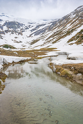 Kölnbreinbach在奥地利马尔他塔尔一个冰雪覆盖的山谷景观