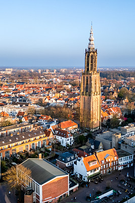 荷兰阿默斯福特的“Onze Lieve Vrouwe”塔楼和市场广场的鸟瞰图