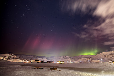 美丽的北极光与冬季景观。哈默费斯特——挪威。