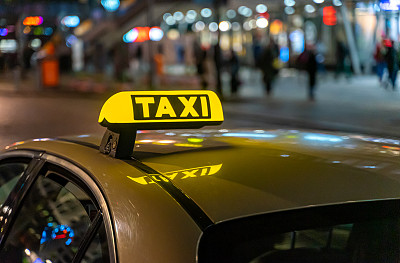 夜景中的城市出租车照明标志特写