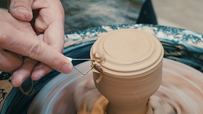 陶工的手在车轮上塑造粘土