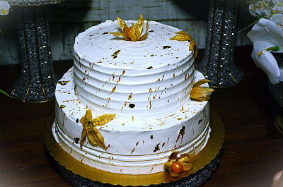 金婚纪念日白色蛋糕，装饰有物理果
