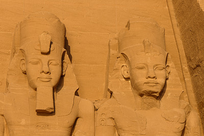埃及卢克索阿布辛贝神庙中的拉美西斯二世肖像和奈菲塔里雕像