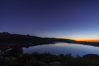 葡萄牙埃斯特雷拉山脉的罗西姆谷，日落后的岩石景观中，五彩缤纷的黄昏与金星在山湖上的美丽