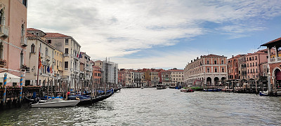 意大利威尼斯大运河沿岸的老排屋和游船码头。