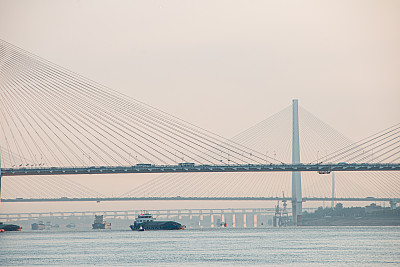清晨长江上的桥梁和船只。