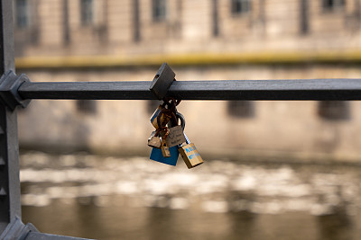 恋人的锁锁在桥上。