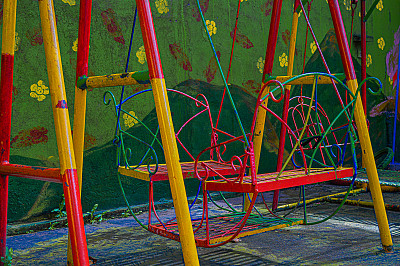 公园或幼儿园提供给孩子们玩的铁制秋千玩具