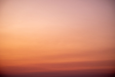 美丽、奢华、柔和渐变的橙金云和阳光在蓝天上完美的背景，拍摄于傍晚、暮光、大尺寸、高清晰度的风景照片