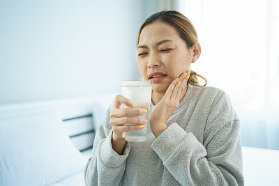 牙痛亚洲女人