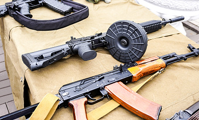 俄罗斯卡拉什尼科夫突击步枪带有弹匣，AK-74突击步枪