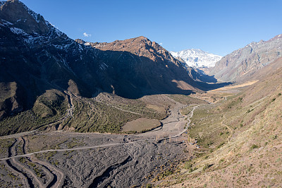 穿过卡洪德尔迈波山谷的道路通往智利圣地亚哥