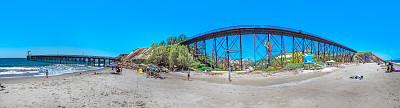 美国加州1号高速公路卡布里洛高速公路上，人们在老铁路桥和加维奥塔码头上享受海滩