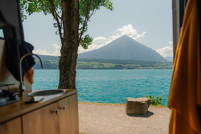 从露营车侧门可以看到瑞士的湖