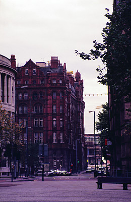 20世纪90年代的曼彻斯特城市景观，米德兰酒店和中央图书馆