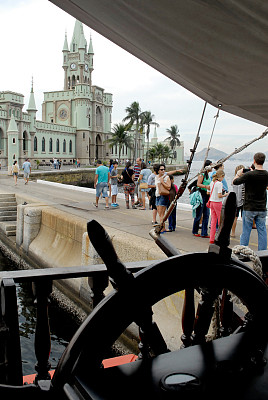 里约热内卢的伊尔哈财政(Ilha Fiscal)建于帝国时期，用于进出口货物的海关管制，现在是一座历史文化博物馆。它是1889年王室最后一次舞会的举办地。