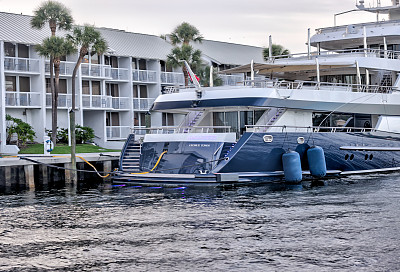 一艘超级游艇停靠在佛罗里达州劳德代尔堡的运河边