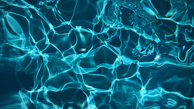 动画透明干净的蓝色游泳池水面与波浪和阳光闪闪发光。水的背景光反射，池底，移动液体塑料光滑。8k壁纸4k屏保。