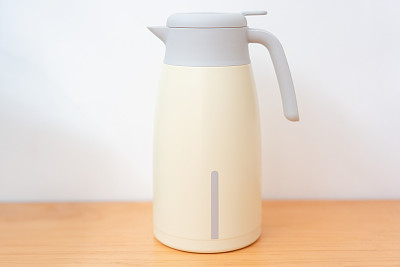 保温壶是由一个灰色的盖子和一个白色的瓶子组成的。即使在冬天你往里面放热水，它也不会变冷。你可以喝热水暖身子。