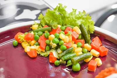 新鲜的彩色沙拉，由煮熟的蔬菜和一些谷物组成。健康食品概念，减脂，减肥，饮食菜单，素食，全有机食品，omega-3，膳食纤维。