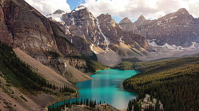 加拿大班夫国家公园的冰碛湖，十峰谷。鼓舞人心的屏幕保护程序。