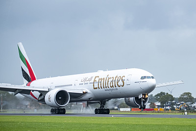 阿联酋航空波音777降落在史基浦机场