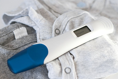 婴儿服装上的数字孕检呈阳性的特写